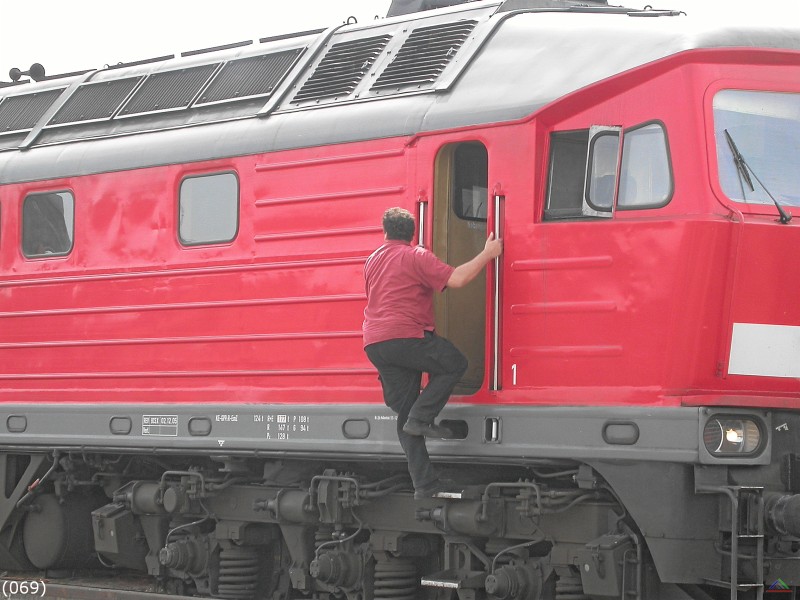 Bahn 069.jpg - Für die Rangierfahrt ist jede Stirnseite mit einem Lokführer besetzt (diesellok)